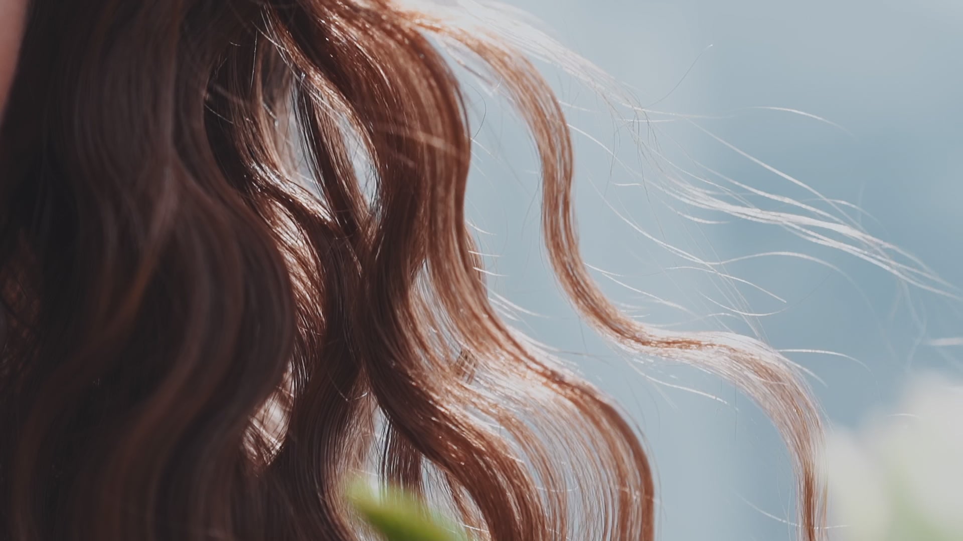 Загрузить видео: Close-up of wavy hair in sunlight